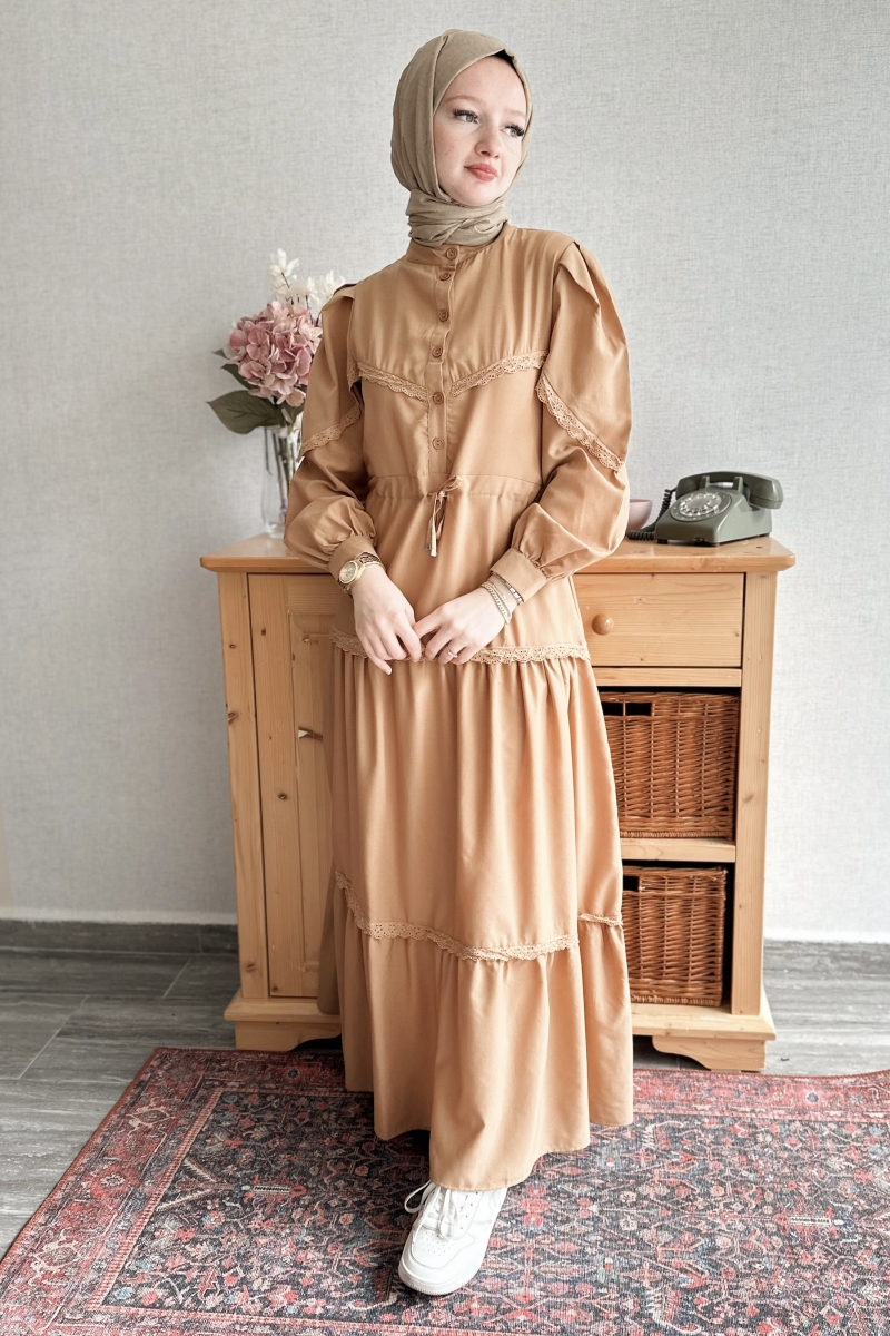 Dantelli Hakim Yaka Camel Elbise  TB334